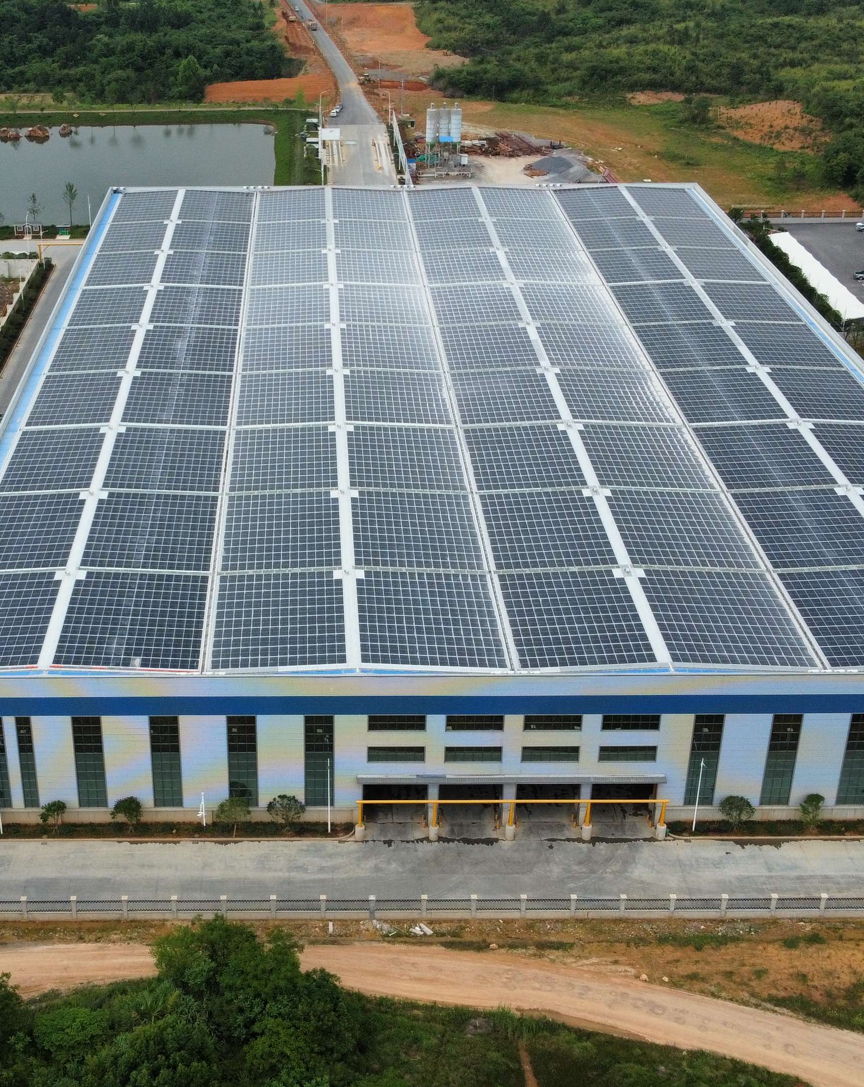 2022年4月，，，，，安徽池州汇成物资4MW光伏发电BIPV项目，，，，，年发电约400万度，，，，，知足约40%用电需求.jpg